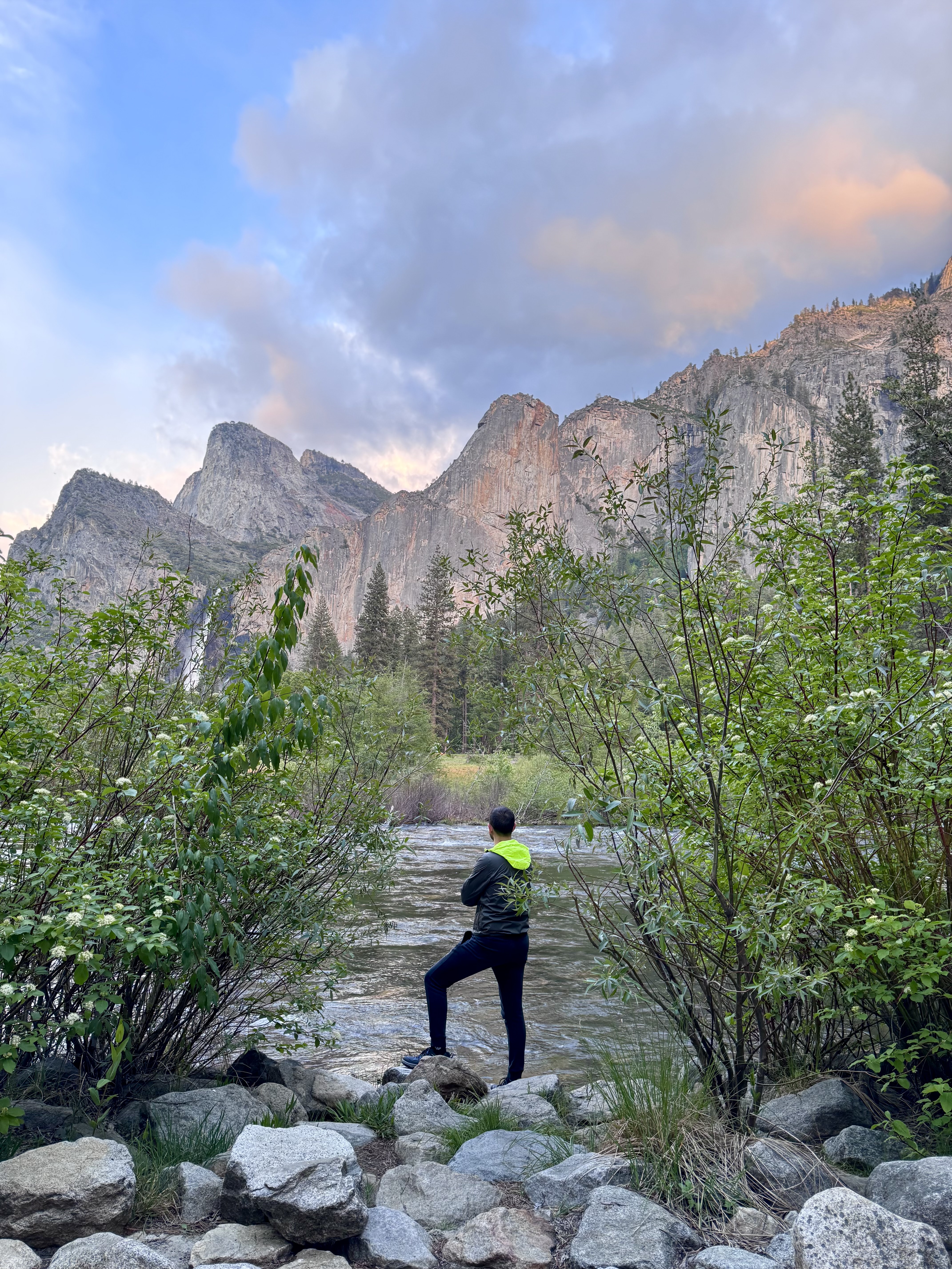 Escursionista ammira la maestosità della natura riflessa sulle acque dello Yosemite