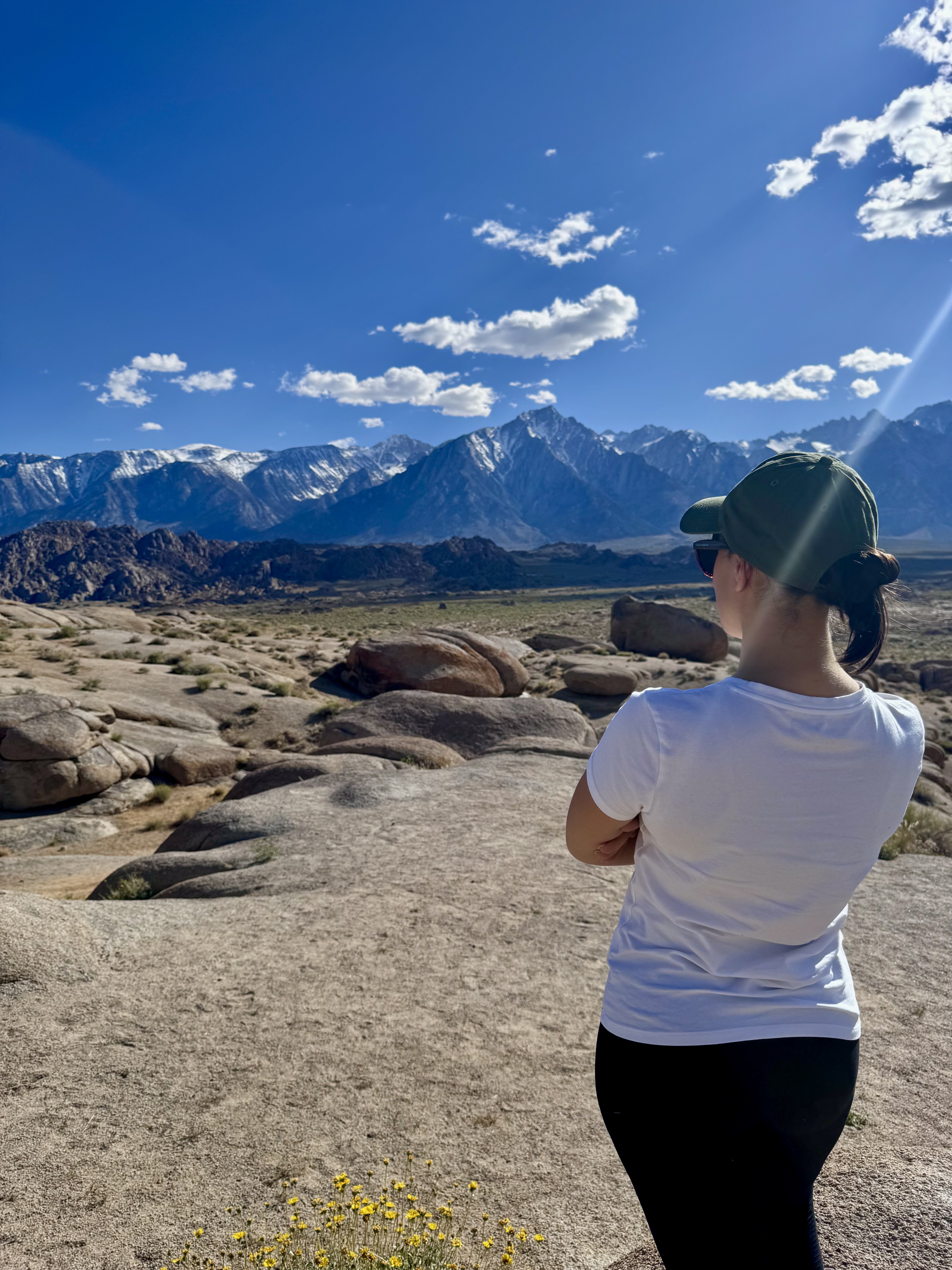 Veduta suggestiva sulle rocce di Alabama Hills e sulle montagne innevate della Sierra Nevada