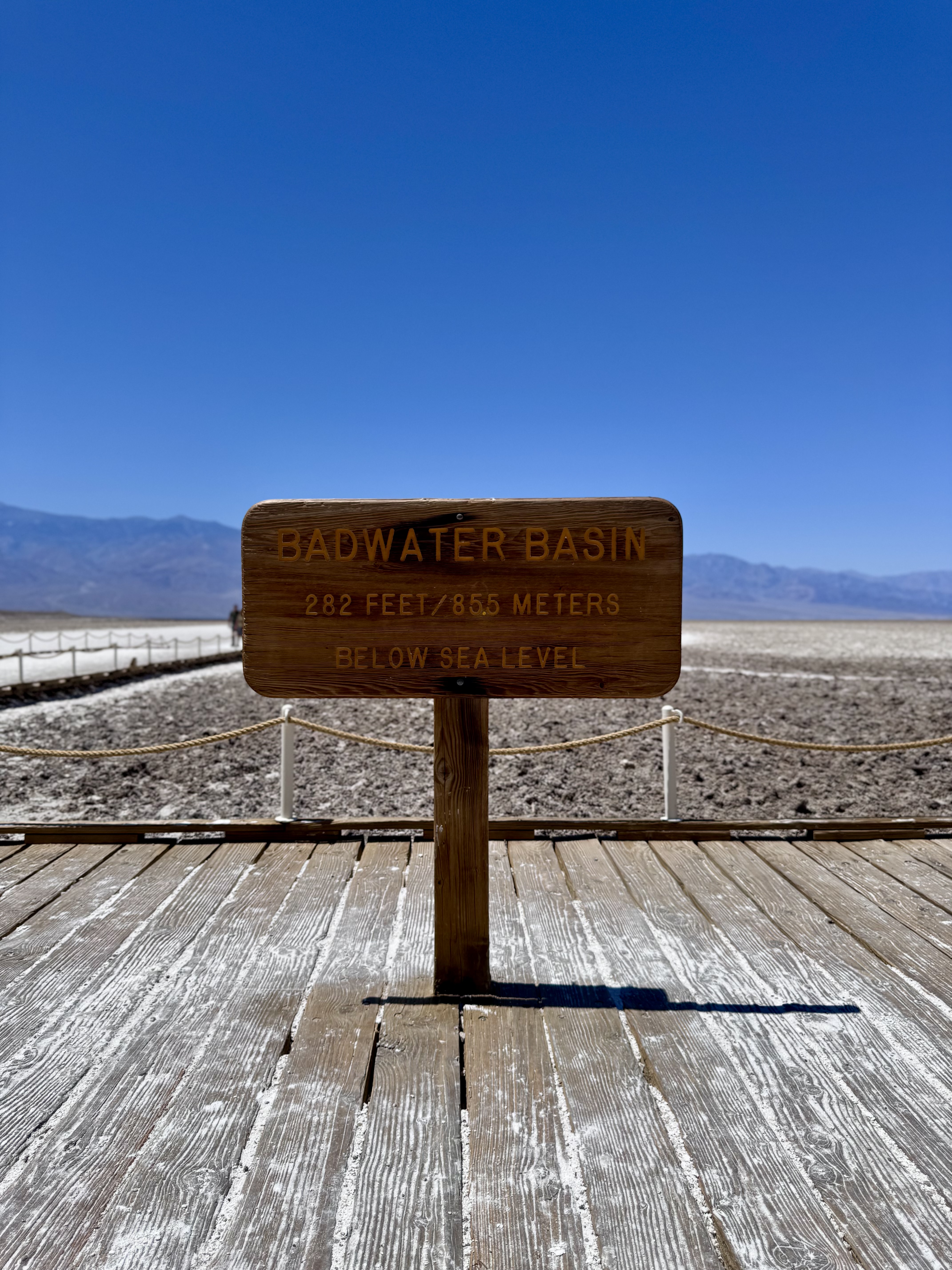 Insegna di legno che segnala l'altitudine sotto il livello del mare a Badwater Basin