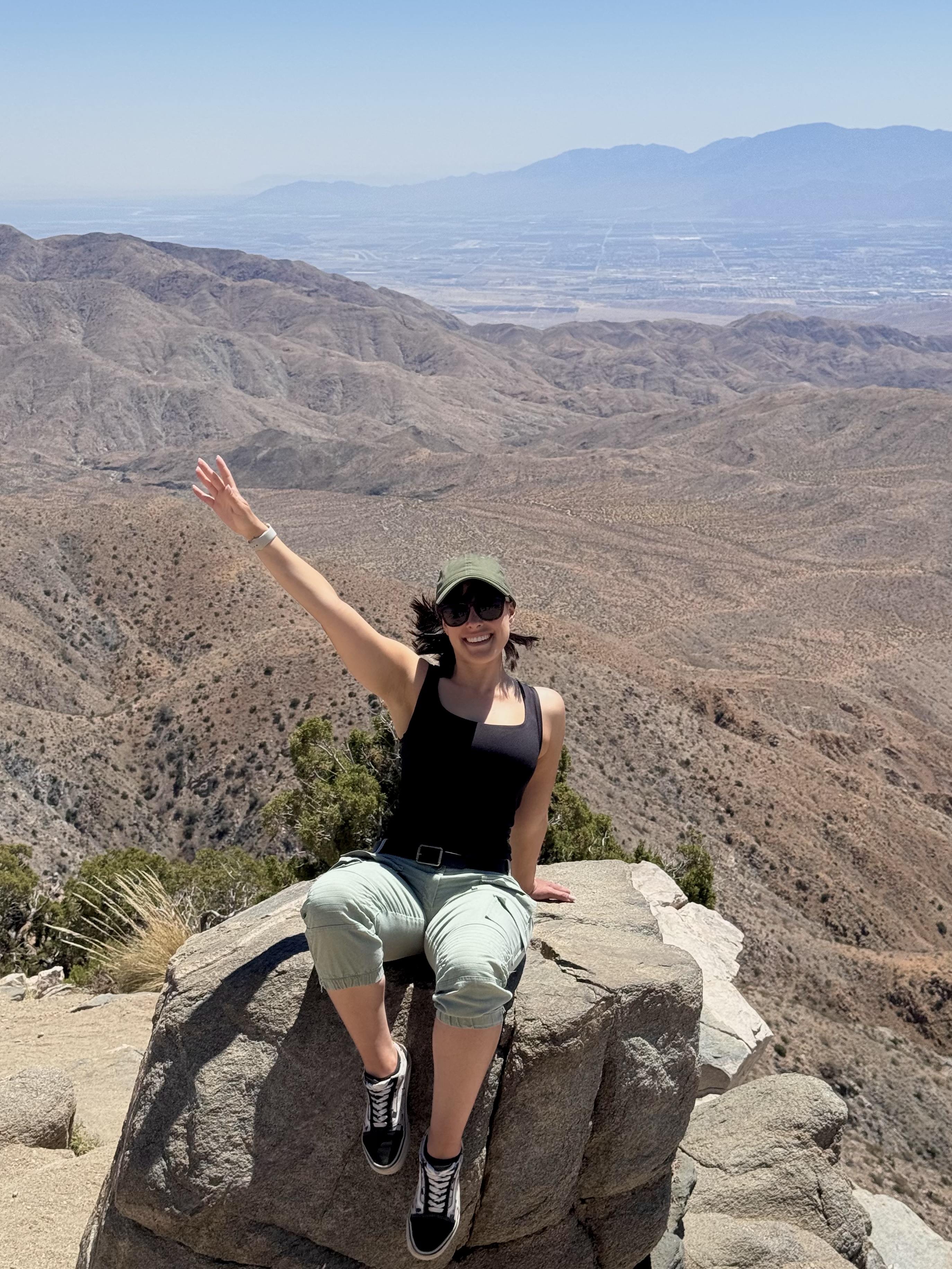 Viviana si gode la vastità del panorama mozzafiato da Keys View nel deserto