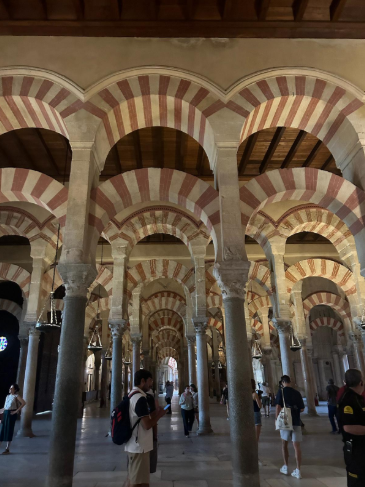 Le iconiche e spettacolari doppie arcate bicolori rosso e bianco dell'interno della Mezquita Catedral de Córdoba, che si estendono a perdita d'occhio