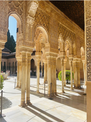 Primo piano di una colonna e arco finemente scolpiti con dettagli geometrici e arabi nel Patio de los Leones all'Alhambra