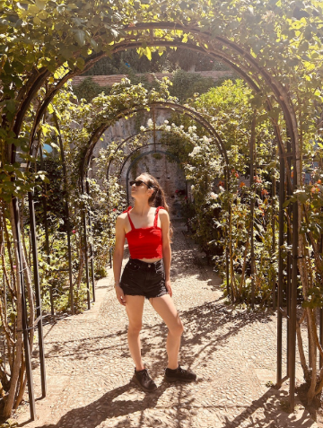 Arco di un tunnel verde di vegetazione e siepi nel giardino del Generalife, residenza estiva nasride all'Alhambra
