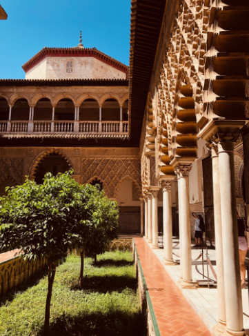 Splendido primo piano degli archi geometrici e delle colonne scolpite nel Patio de las Doncellas, all'interno del Real Alcázar di Siviglia, con azulejos colorati alle pareti