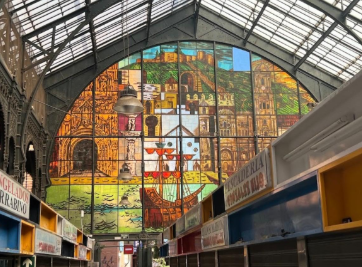 Vetrata colorata all'interno del Mercado Central de Atarazanas a Málaga, raffigurante scene storiche e l'architettura della città