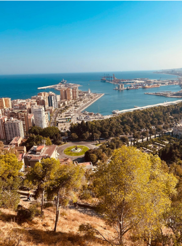 Splendida vista panoramica dall'Alcazaba de Málaga sulla città moderna, il porto, il mare e il Castillo de Gibralfaro sullo sfondo