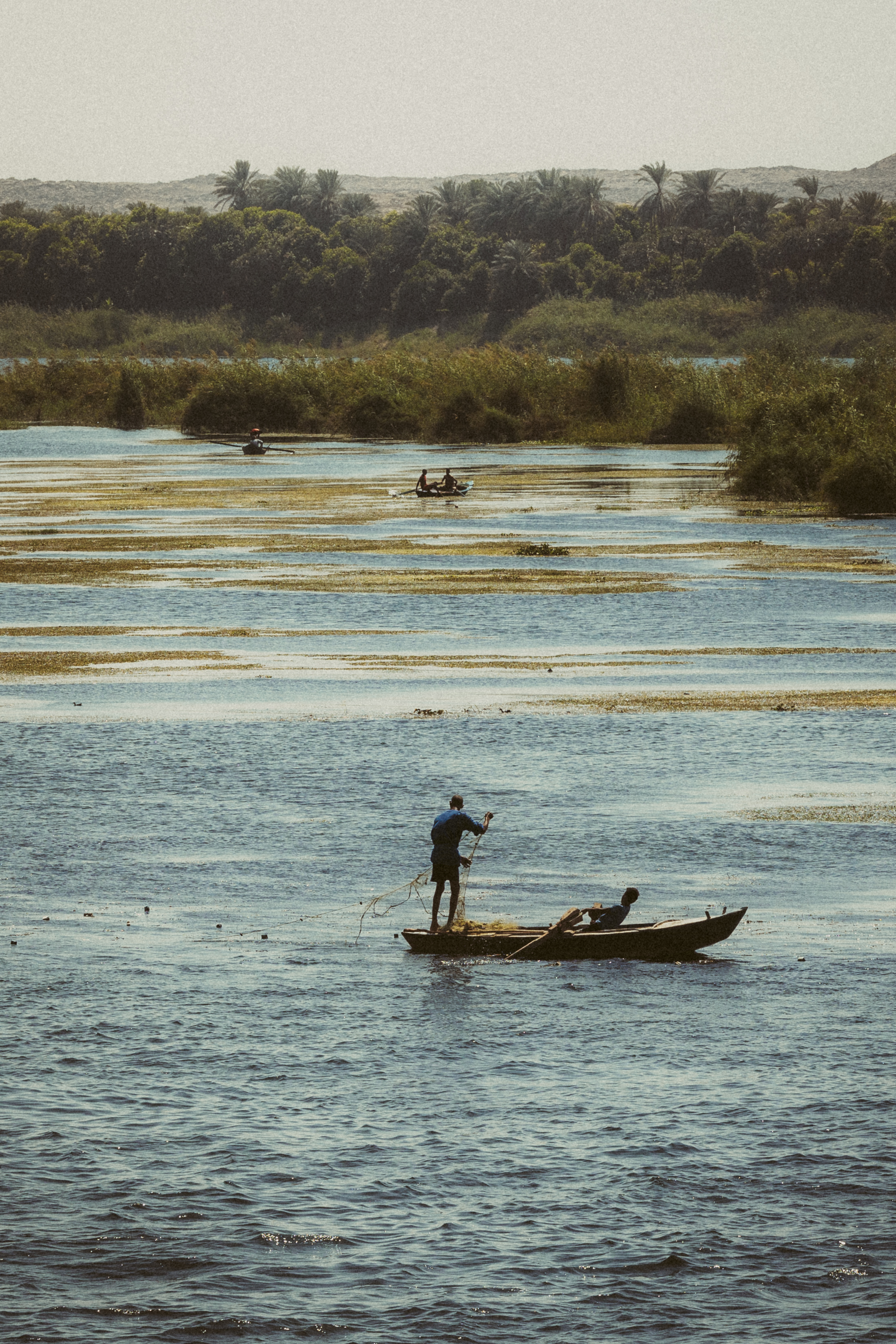 Pescatore su una barca a remi sul fiume Nilo