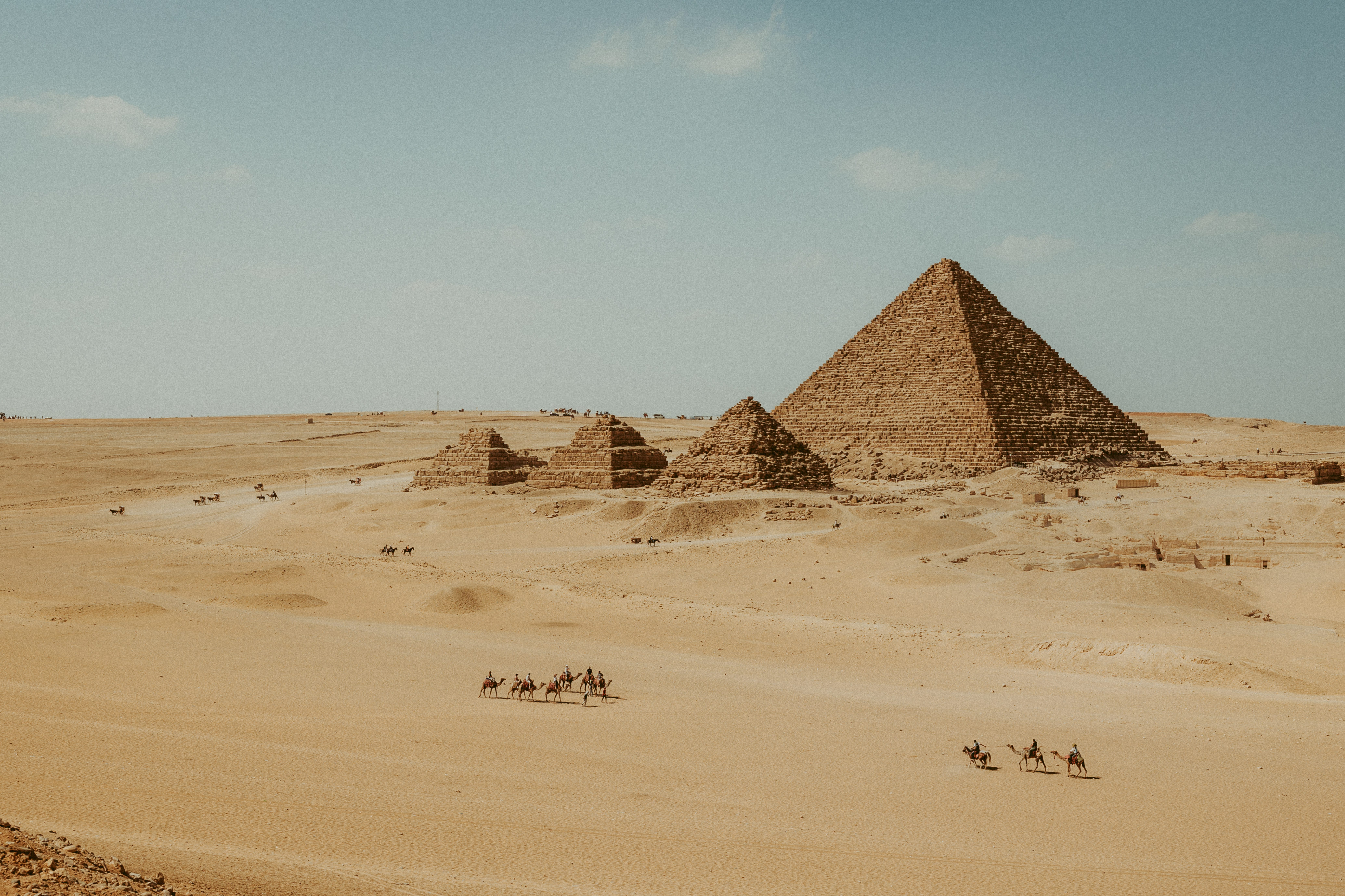 Veduta aerea e densa della città del Cairo con i suoi edifici color ocra