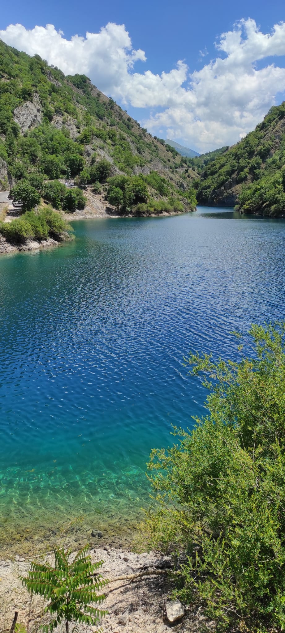 Dettaglio mozzafiato delle placide acque turchesi del fiume Sagittario immerse nella rigogliosa vegetazione del canyon