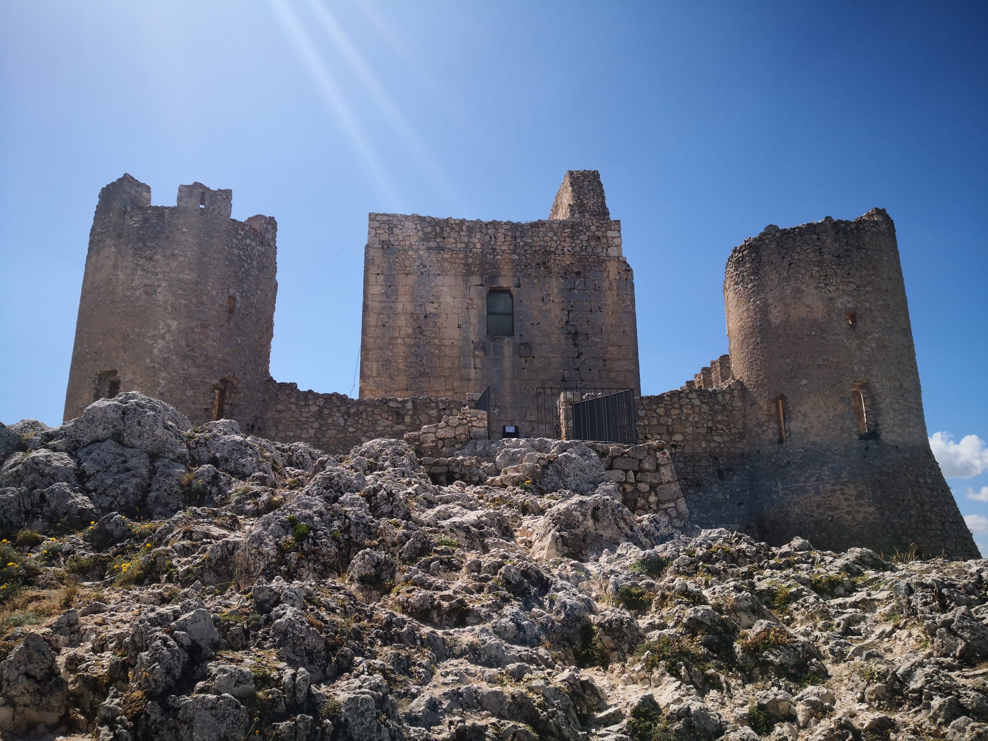 Le maestose rovine in pietra bianca del Castello di Rocca Calascio arroccate a 1520 metri di altitudine sotto un cielo sereno