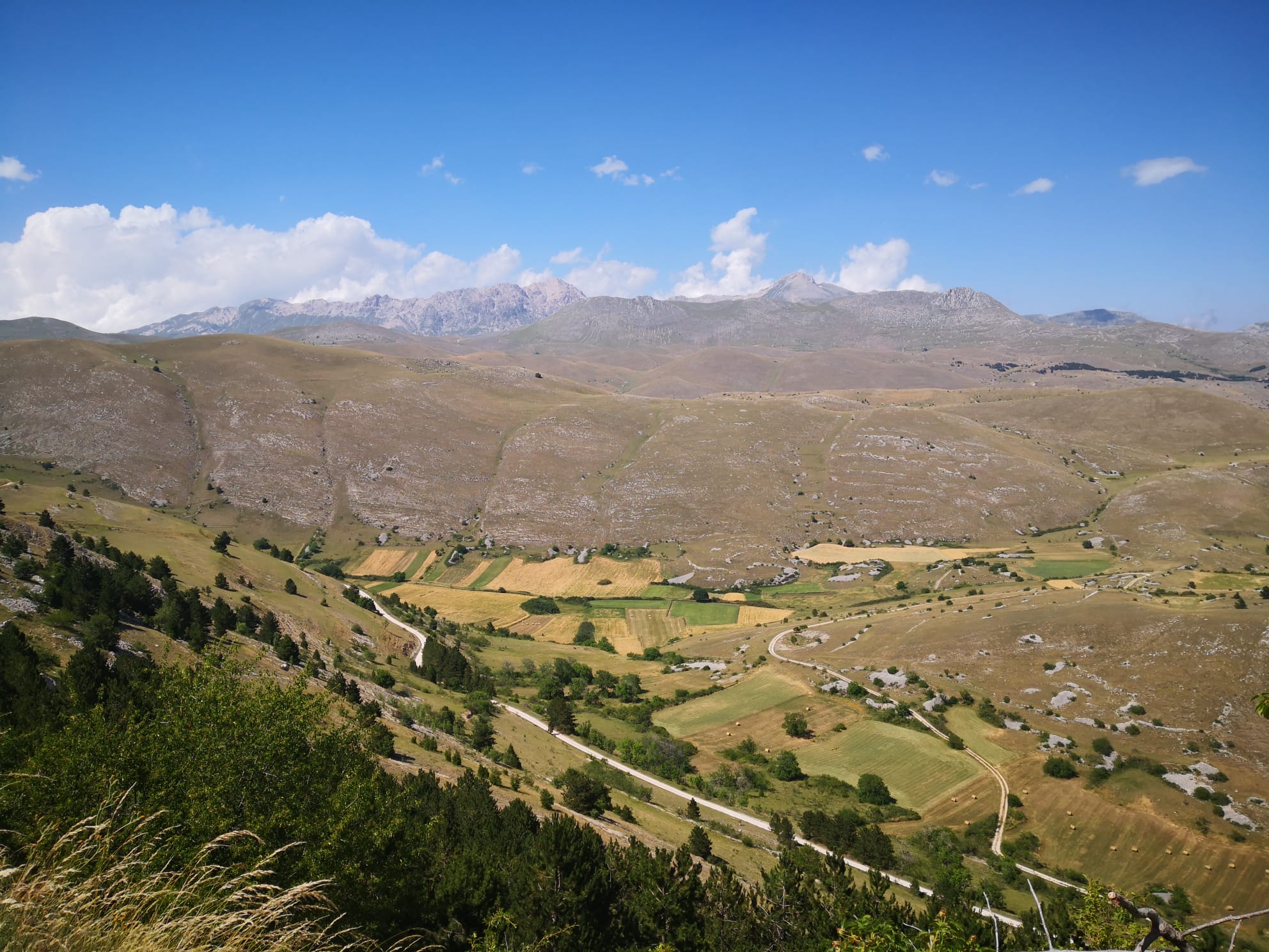 Ampio panorama delle colline brulle e incontaminate del Parco del Gran Sasso visibili dall'alto della Rocca