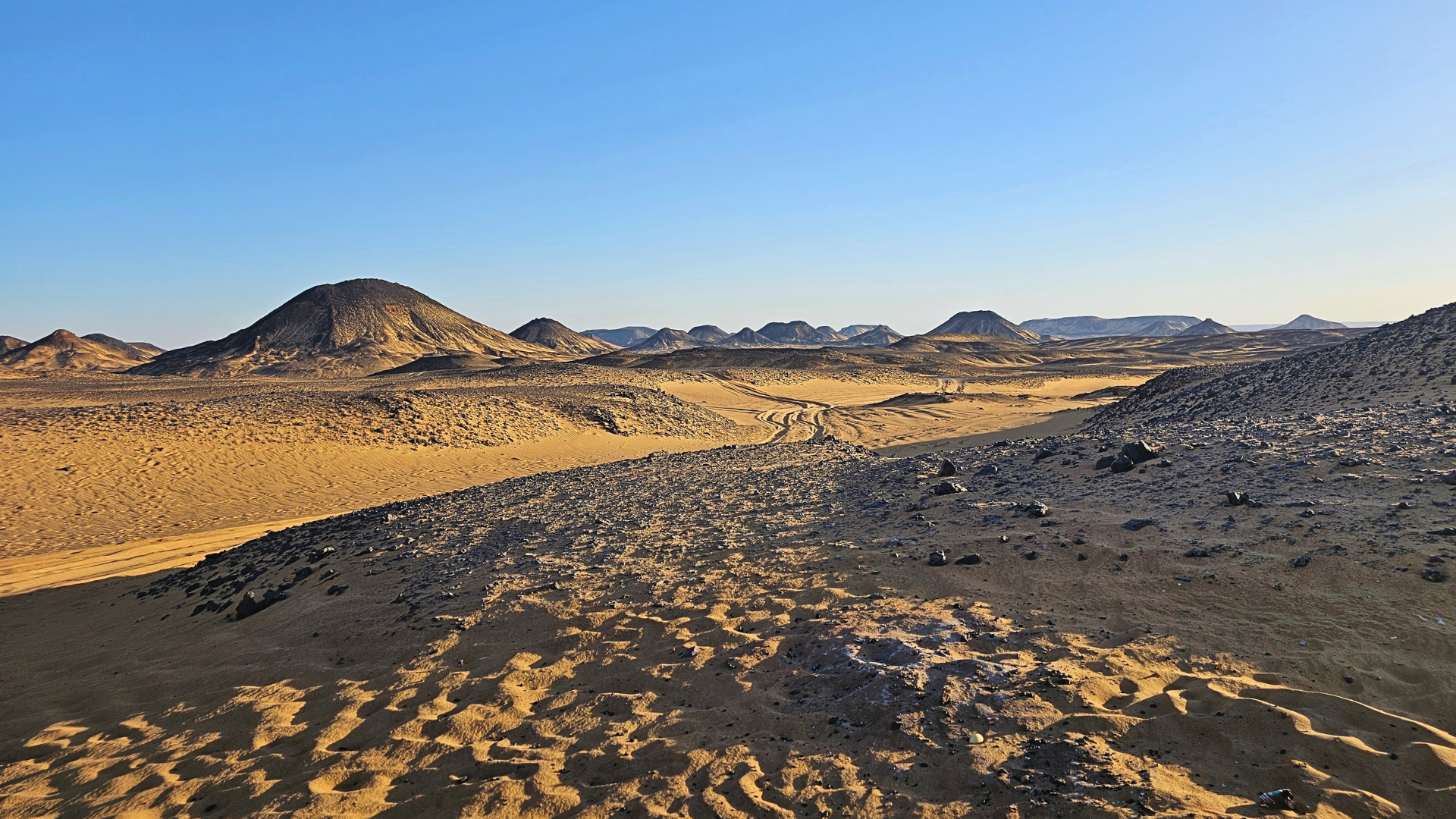 Le caratteristiche alture scure e vulcaniche che si innalzano sulle sabbie del deserto nero