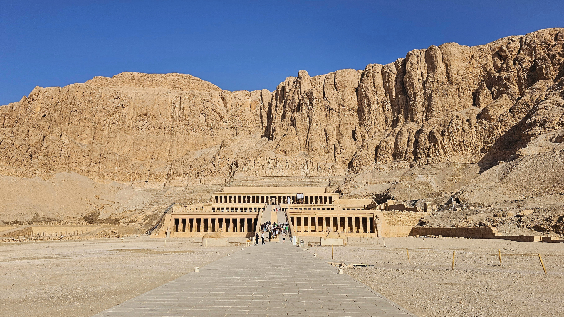 Il monumentale Tempio di Hatshepsut scavato magnificamente nella parete rocciosa a Luxor