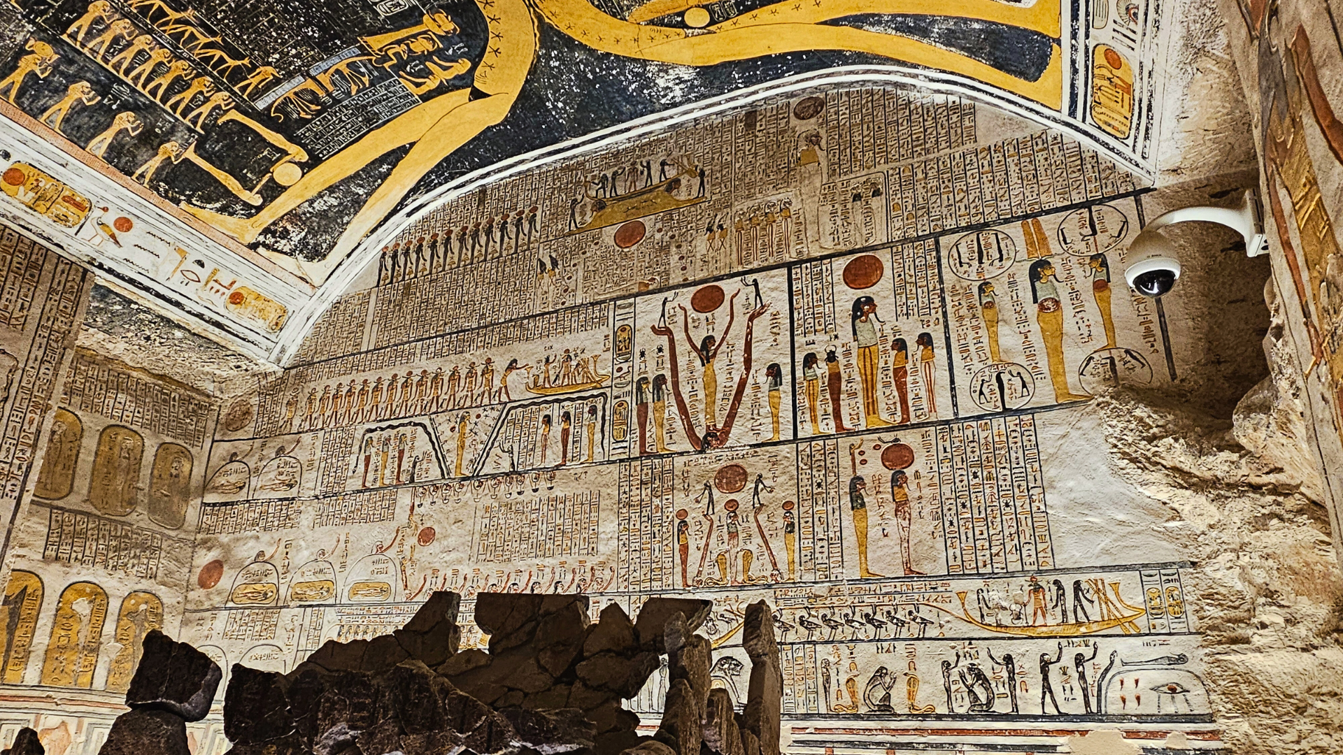 Eccezionale dettaglio dei colori vividi e dei geroglifici storici all'interno della Valle dei Re