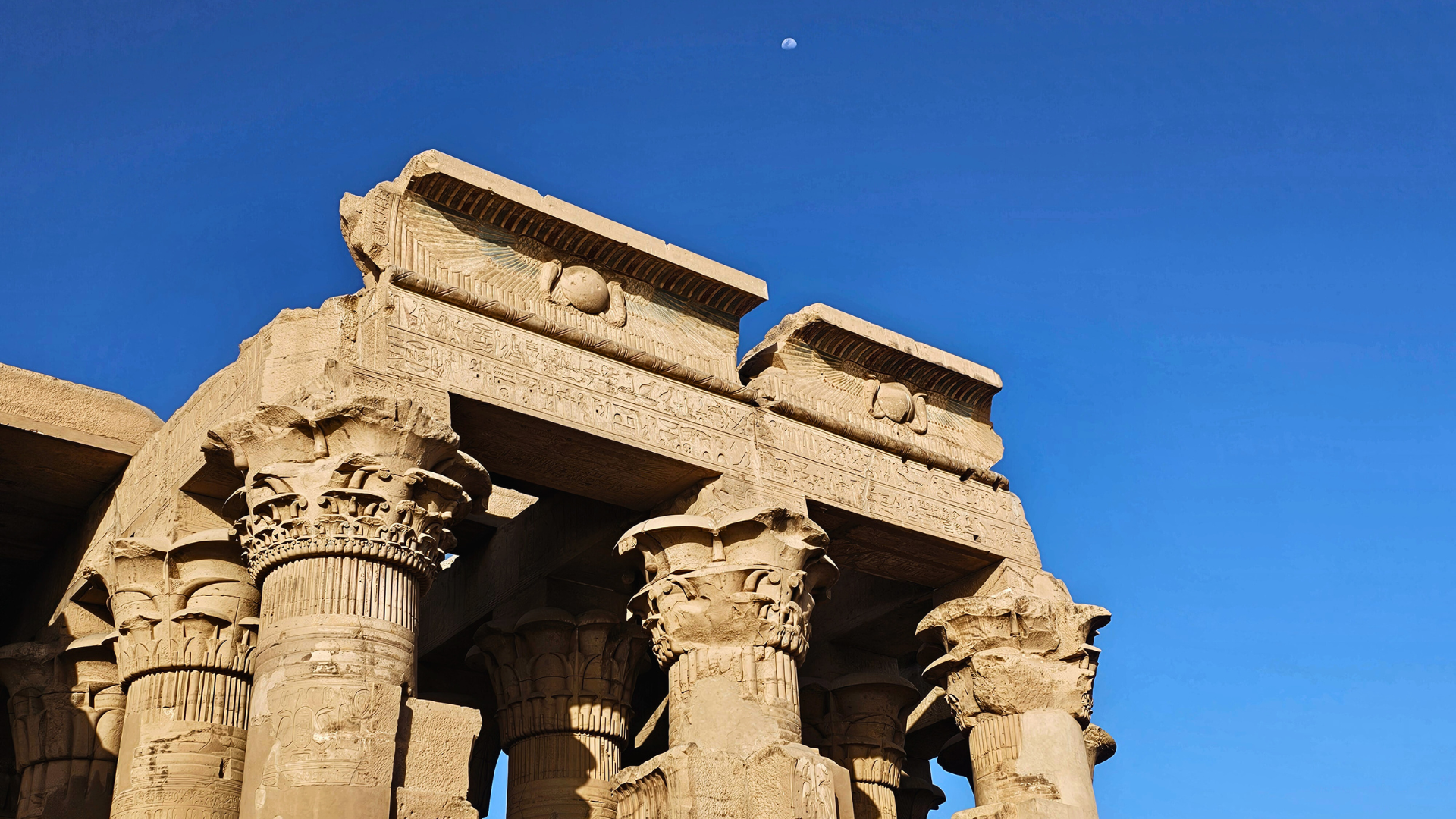 Primo piano sulle colonne decorate di rara bellezza del Tempio di Kom Ombo