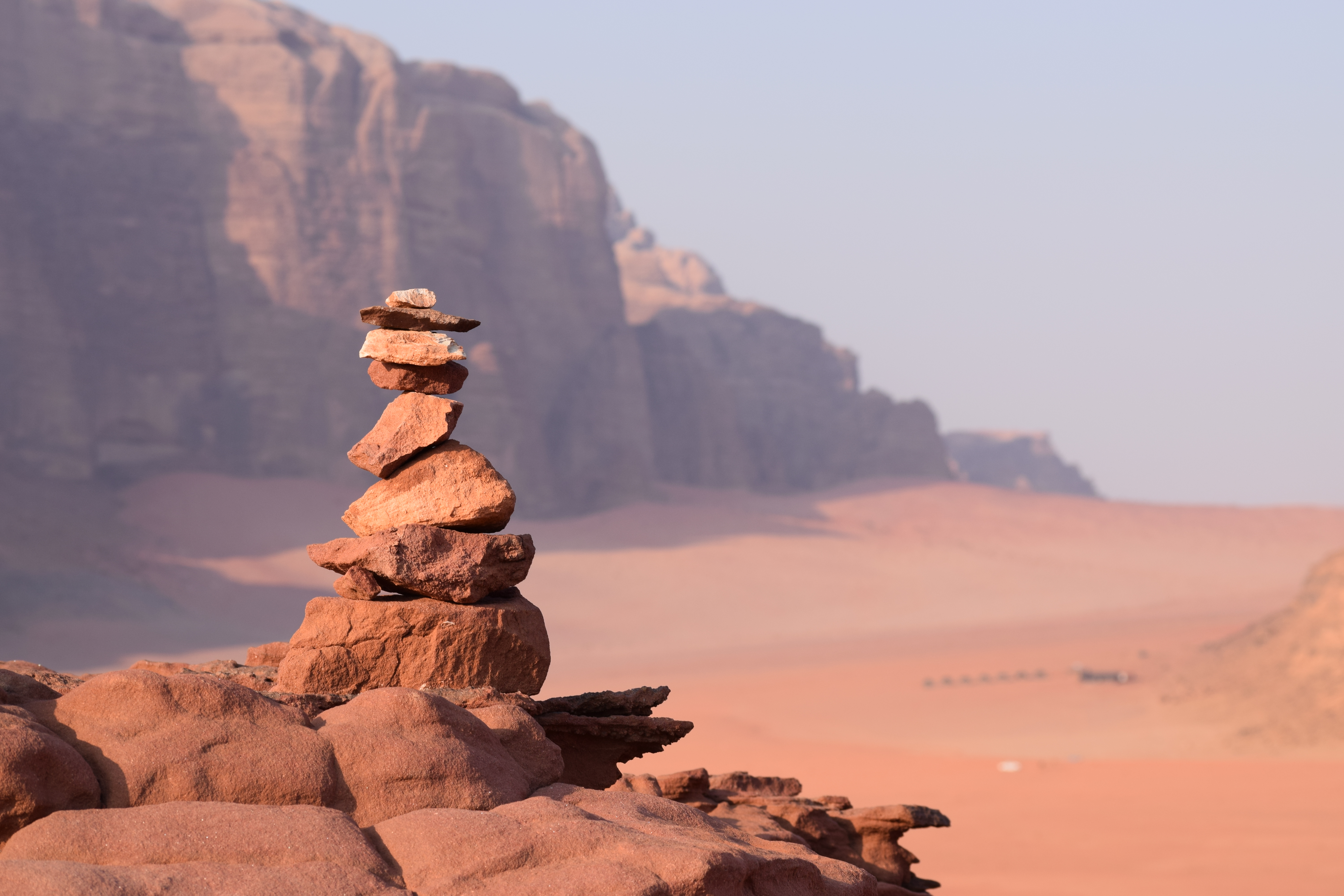 Piccolo cumulo di rocce segnavia tra i paesaggi del Wadi Rum