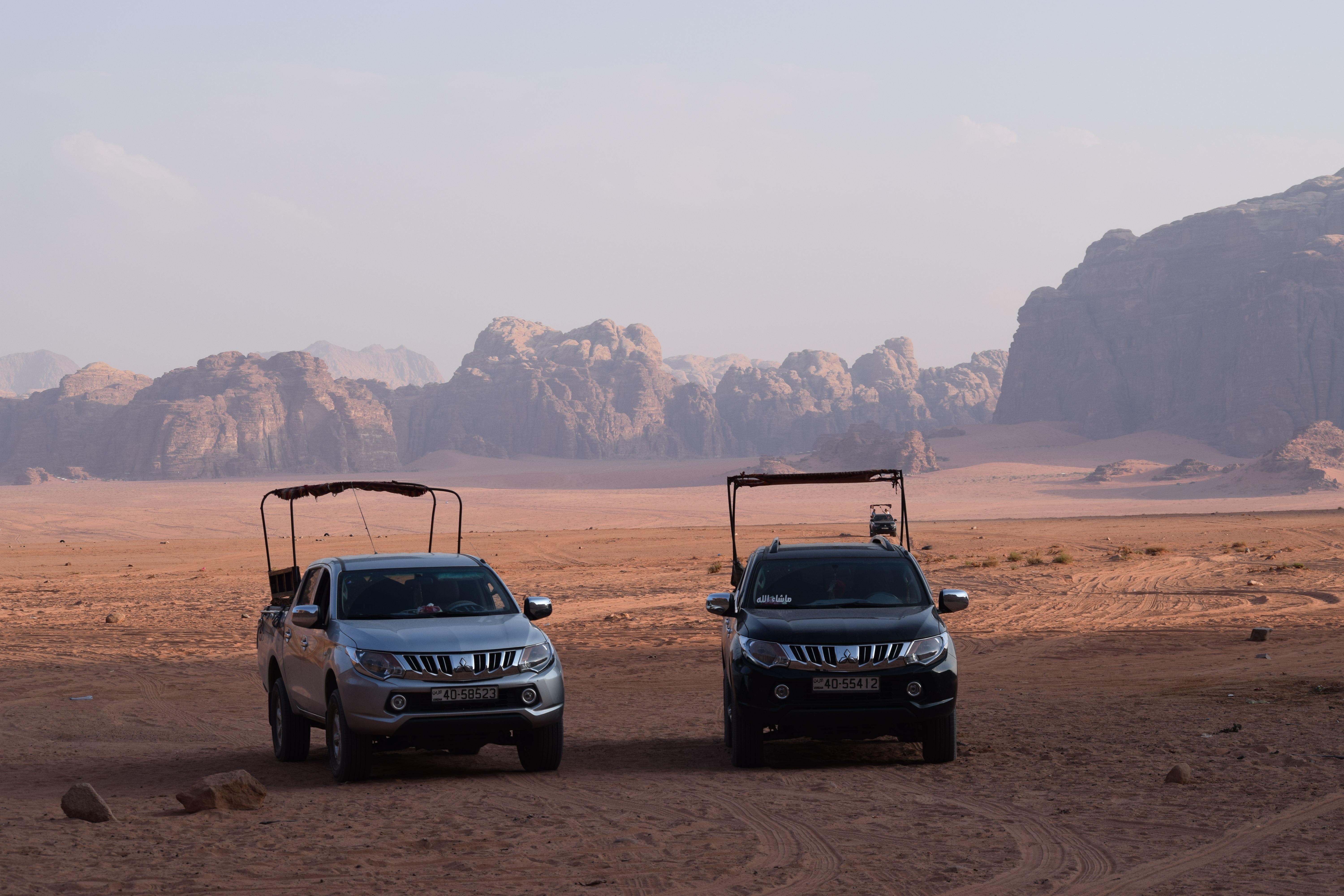 Due jeep pronte per l'esplorazione del Wadi Rum