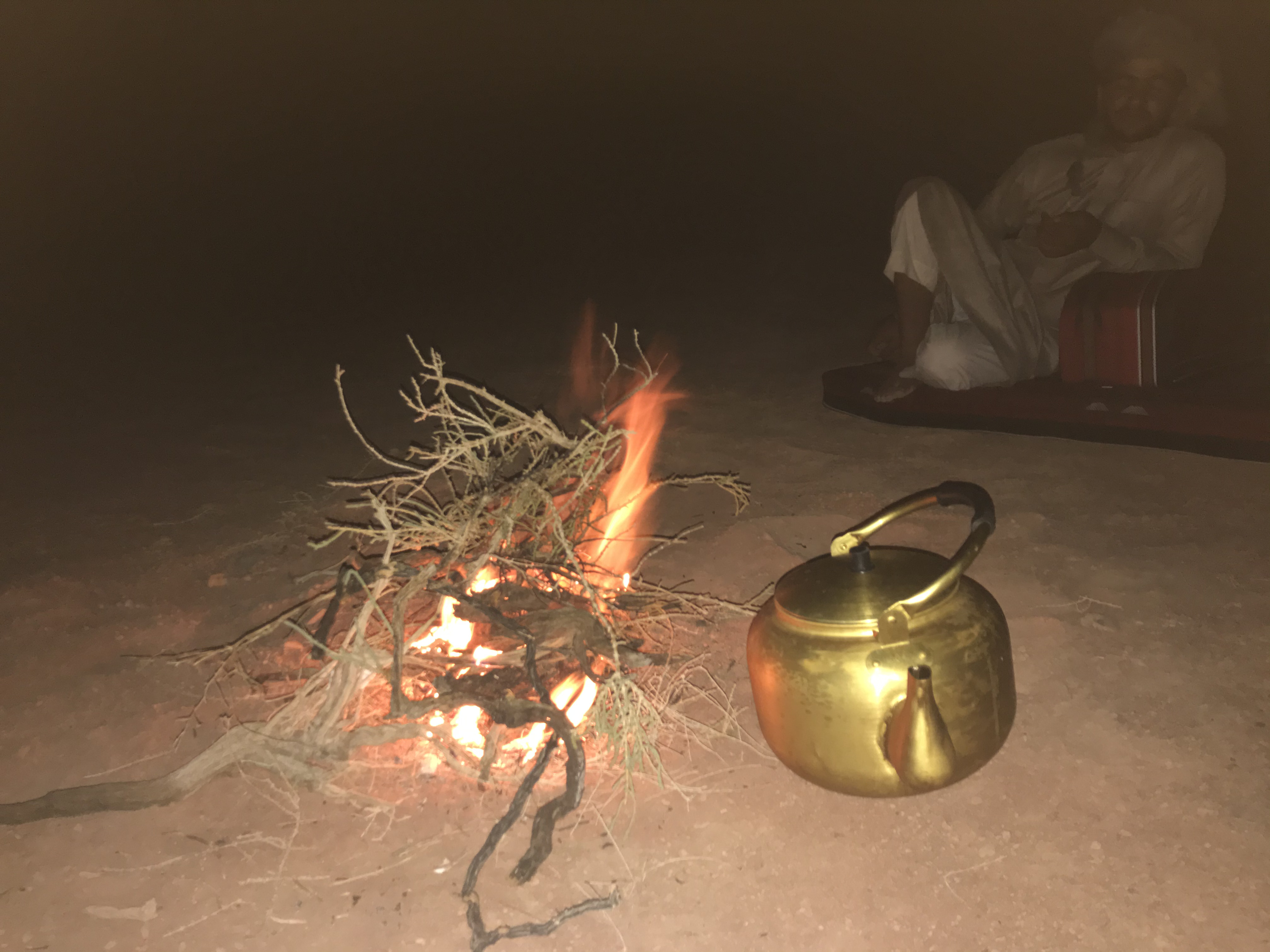 Teiera sul fuoco durante una serata beduina tradizionale