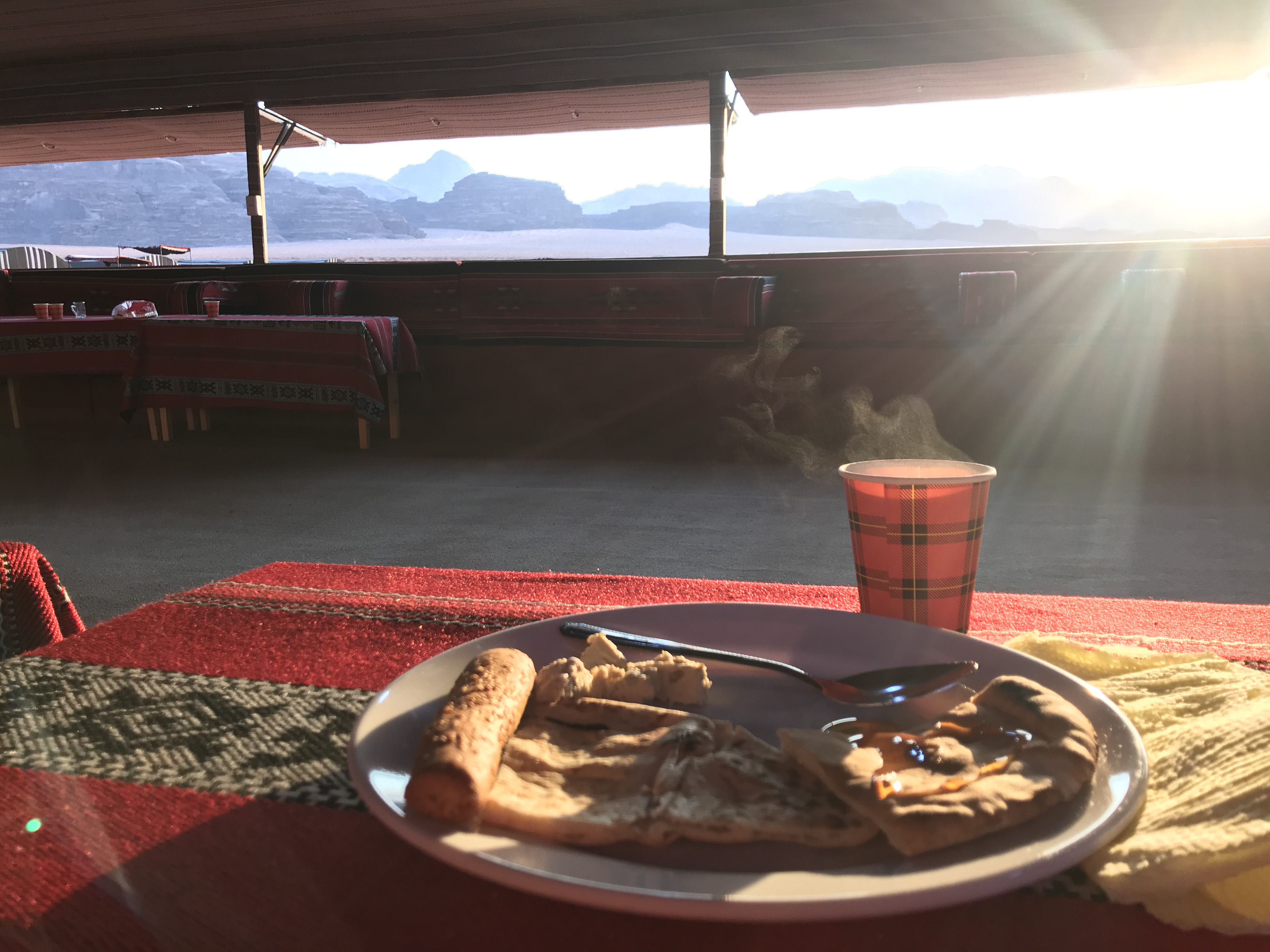 Colazione beduina con vista sull'alba nel deserto del Wadi Rum