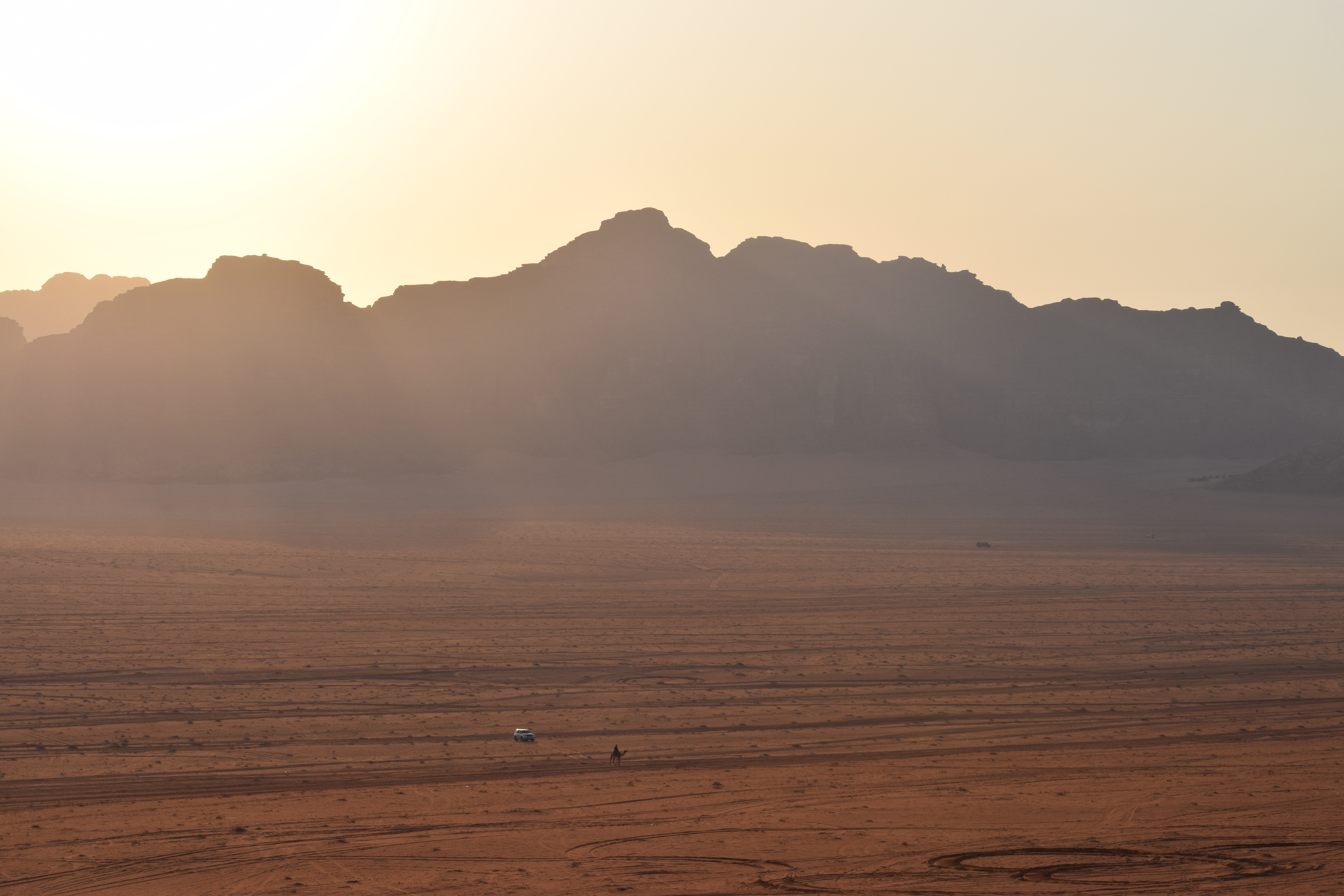 Tramonto mozzafiato sulle formazioni rocciose del Wadi Rum