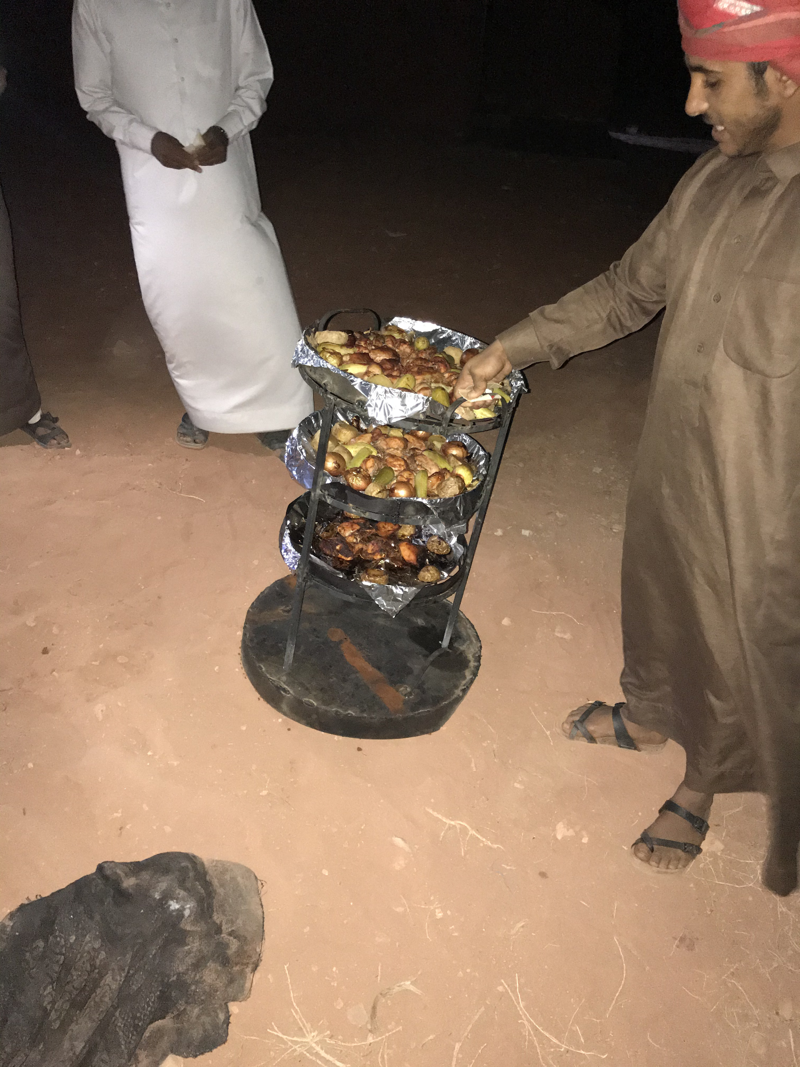 Preparazione dello Zarb, il piatto tipico beduino cotto sotto la sabbia