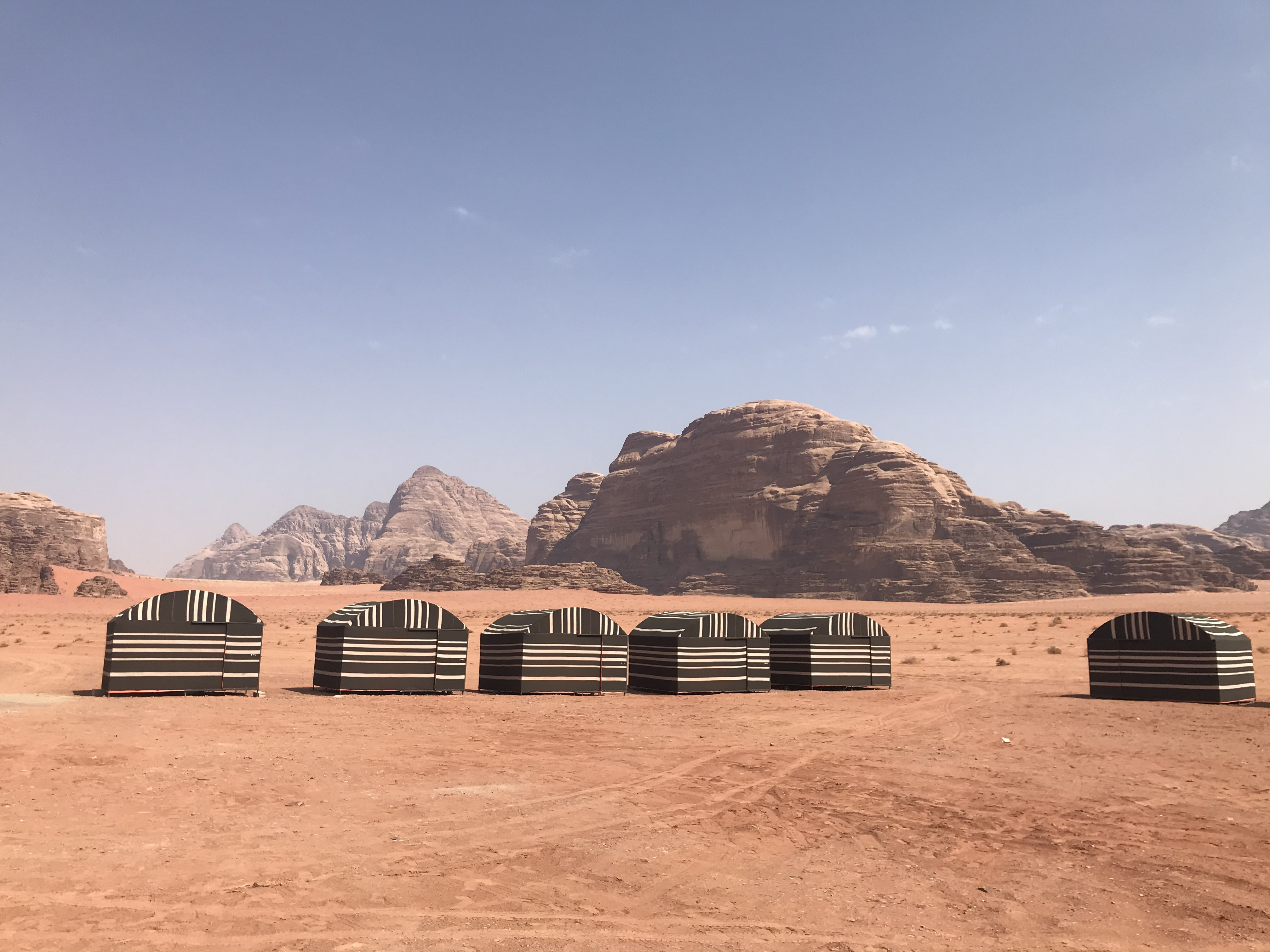 Esterno del campo tendato beduino nel deserto