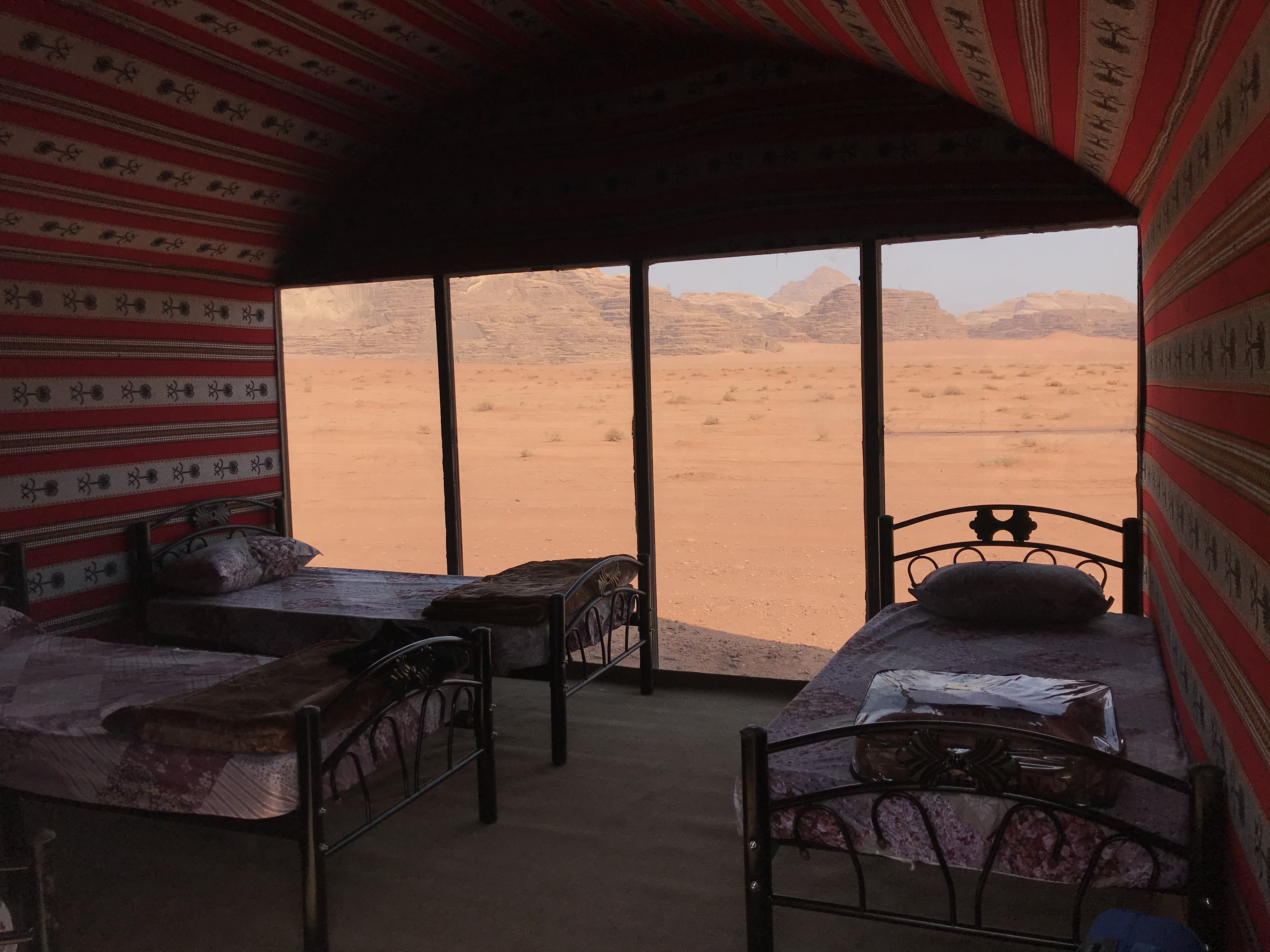 Interno della tenda in lana di capra con vista sul Wadi Rum