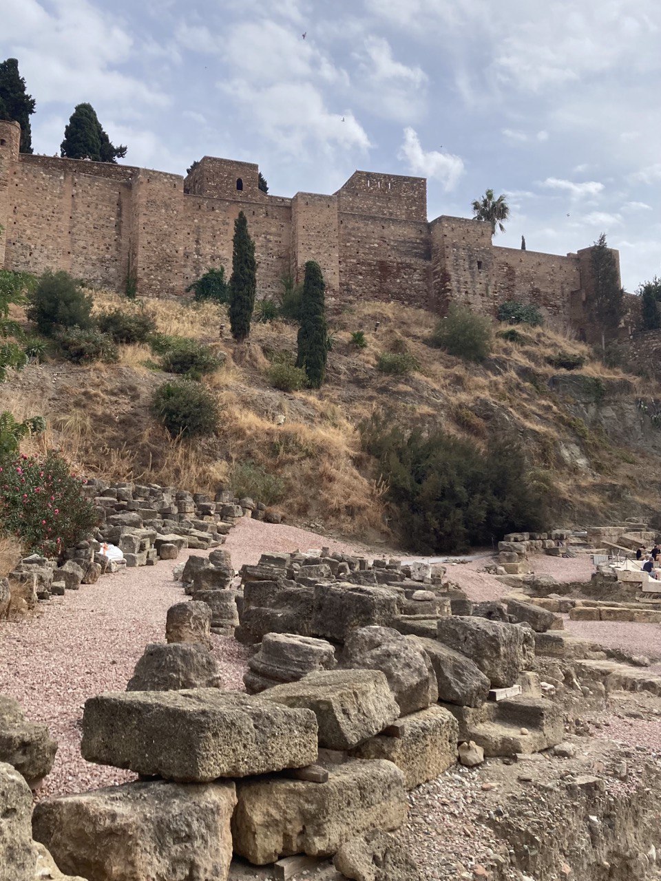 Ai piedi dell'Alcazaba, maestosa fortezza araba, è possibile ammirare i resti dell'antico Teatro romano che troneggia sulla città