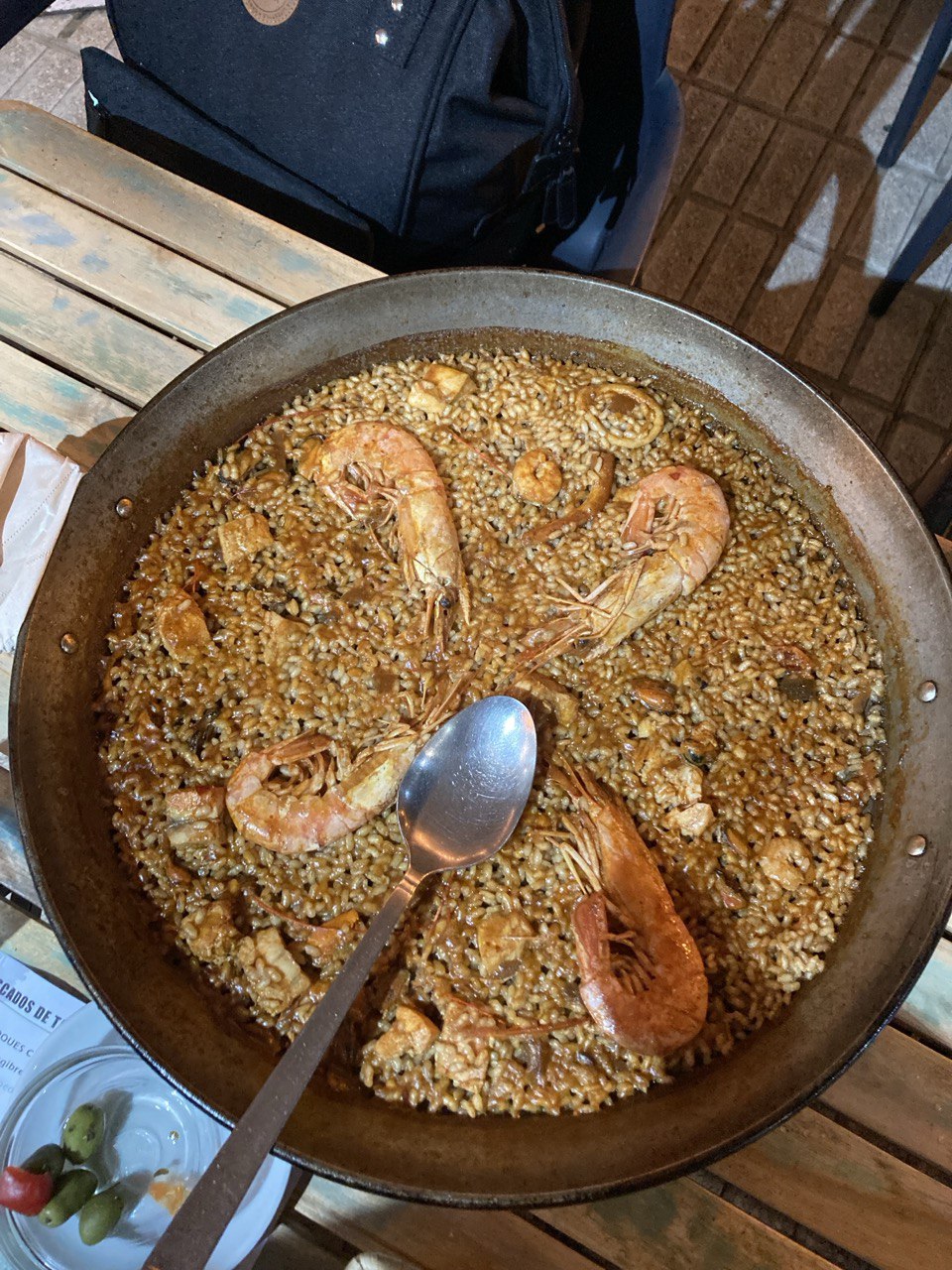 Una deliziosa paella de marisco da gustare nel cuore del centro storico di Tarifa