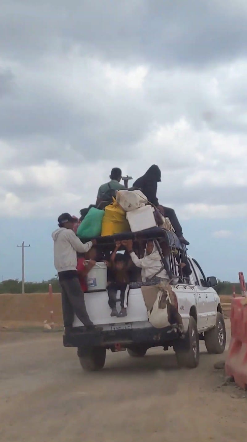 Furgone stracarico di persone e pacchi in viaggio nel deserto
