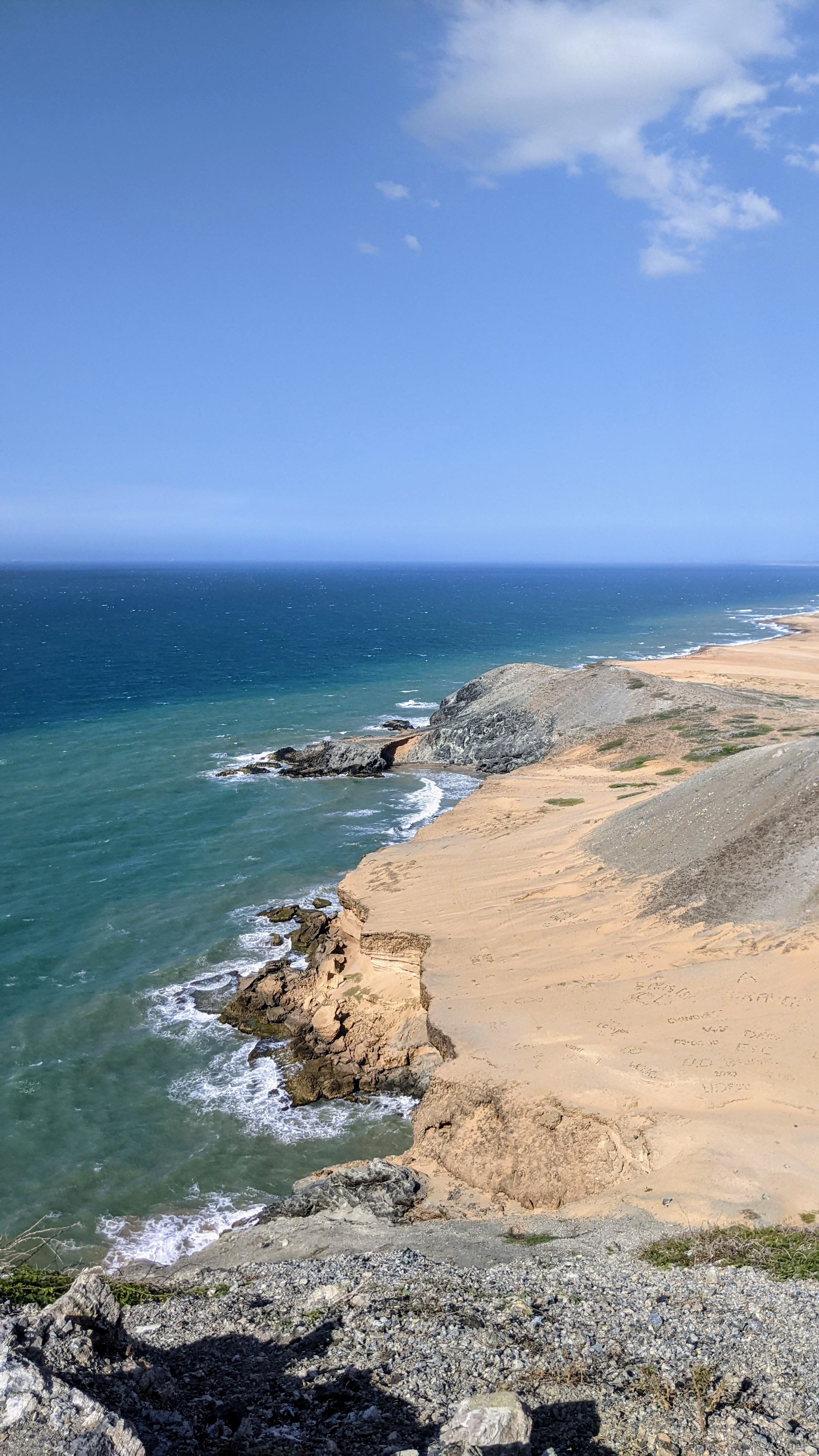 Scogliere rocciose e spiagge deserte affacciate sul mare in Colombia