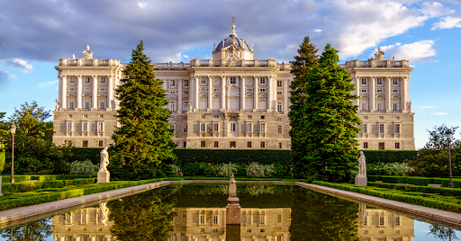 Palazzo Reale di Madrid circondato da spazi verdi