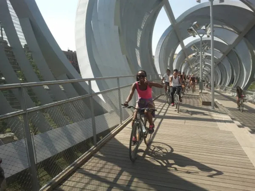 Ragazza in bicicletta sul ponte di Madrid Río