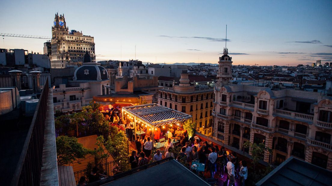 Serata conviviale in una terrazza panoramica di Madrid