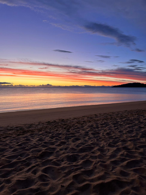 tramonto su una spiaggia dell’isola del sud in Nuova Zelanda