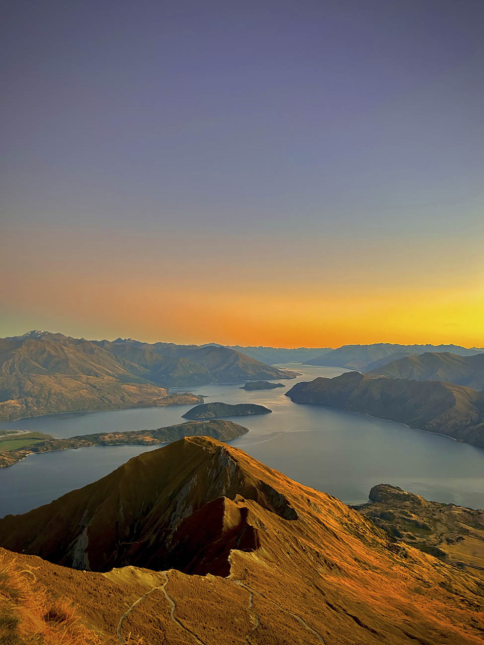 trekking Roy’s Peak, vista panoramica del lago Wanaka e delle montagne al tramonto in Nuova Zelanda