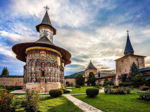 Monastero di Sucevita, uno dei più grandi e meglio conservati della Bucovina, con affreschi esterni su fondo verde smeraldo e architettura fortificata