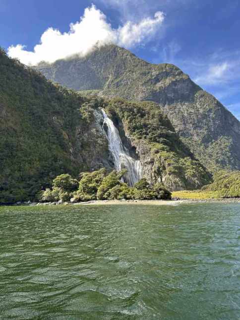 cascate di Milford Sound e montagne ricche di vegetazione durante una crociera in Nuova Zelanda