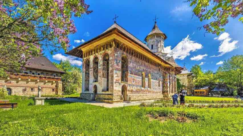 Monastero di Moldovita, edificio religioso ortodosso con facciate esterne completamente dipinte e circondato dalla natura