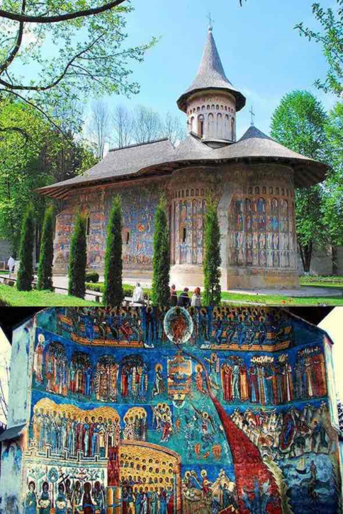 Monastero di Voronet, conosciuto come la “Cappella Sistina dell'Es”', con affreschi blu intensi e architettura tipica della Bucovina.