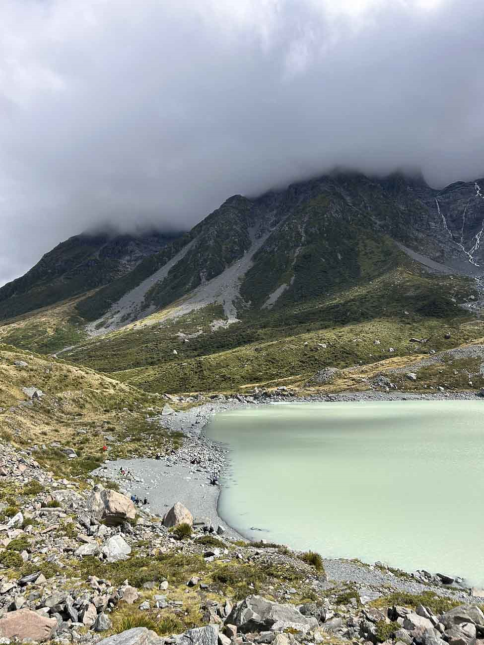 paesaggio con lago color turchese e montagne nel Mount Cook National Park in Nuova Zelanda