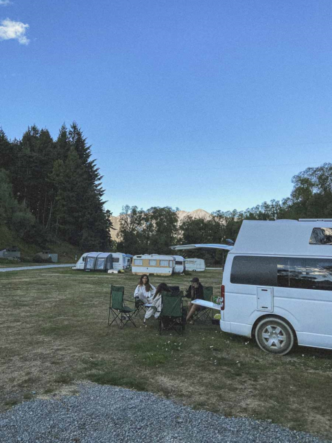 sosta con il camper in un campeggio immerso nella natura in Nuova Zelanda, isola del sud