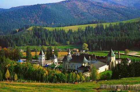 Monastero di Sucevi?a visto dall’alto, immerso nei paesaggi montuosi e boscosi della Bucovina, Romania.